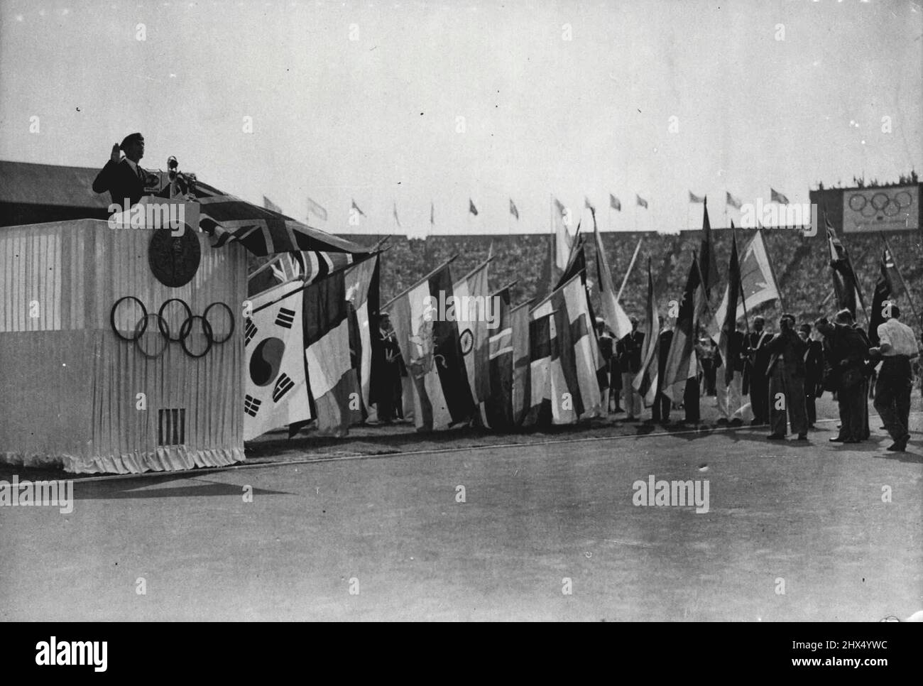 Ouverture de la XIV Olympiade : l'officier pilote Finlay, membre de l'équipe olympique britannique, prend l'Oath olympique au nom de tous les concurrents tout en étant entouré des drapeaux des nations concurrentes. 29 juillet 1948. (Photo de Reuterphoto). Banque D'Images