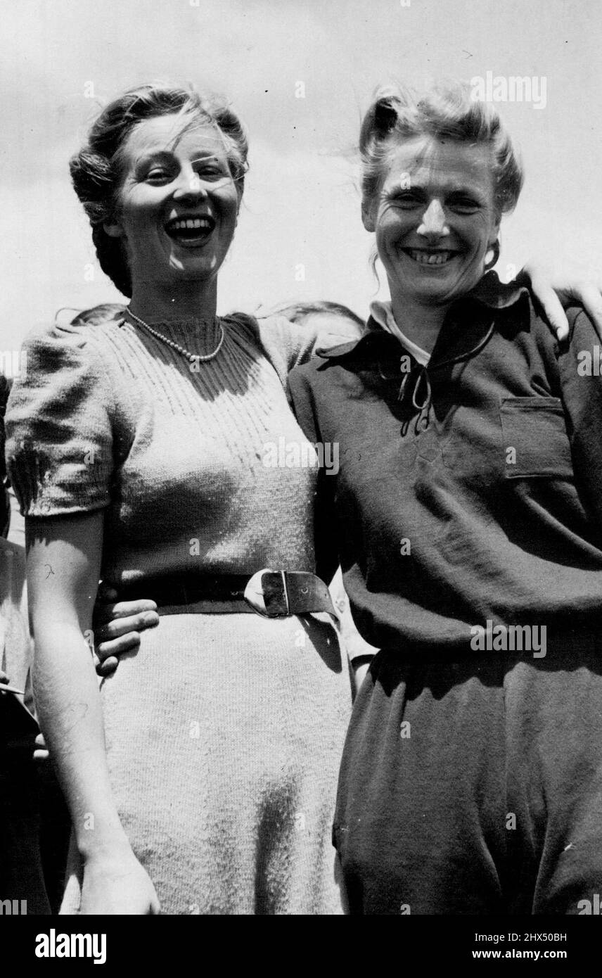 Les rivaux se rencontrent de nouveau -- les étoiles olympiques Fanny Blankers-Koen (à droite) et Shirley Strickland se rencontrent de nouveau aujourd'hui au Royal Park, où le visiteur néerlandais s'est entraîné pour sa première apparition à Melbourne samedi prochain. 02 février 1949. Banque D'Images