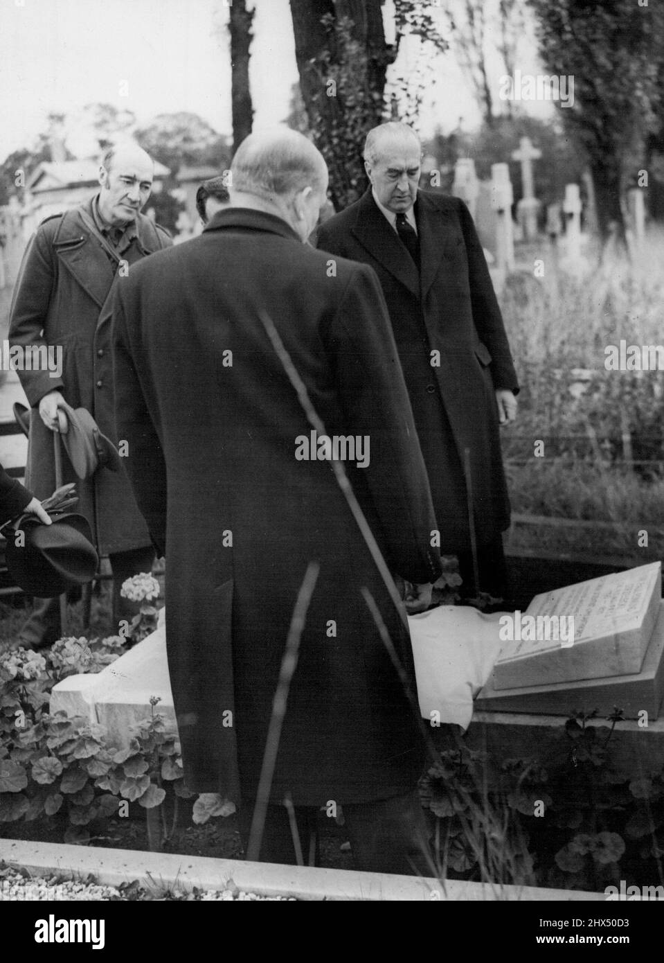 Célèbre scientifique polonais commémoré dans Un cimetière de Londres -- Une plaque commémorative à Sir Paul Edmund Strzelecki, C.B., K.C.M.G., F.R.C.S., le célèbre explorateur polonais, scientifique et philanthrope, a été dévoilée aujourd'hui sur sa tombe dans le cimetière Kensal Rise. L'honorable Victor Bruce, Haut-Commissaire pour l'Australie, lorsqu'un service commémoratif a également eu lieu à la tombe. Sir Paul Strzelecki, arpente et donne le nom de Kosciuzsko au plus haut sommet des Alpes australiennes en 1840. Il est mort en 1873 et sa tombe a été restaurée par un comité parrainé par le gouvernement australien et polonais Banque D'Images