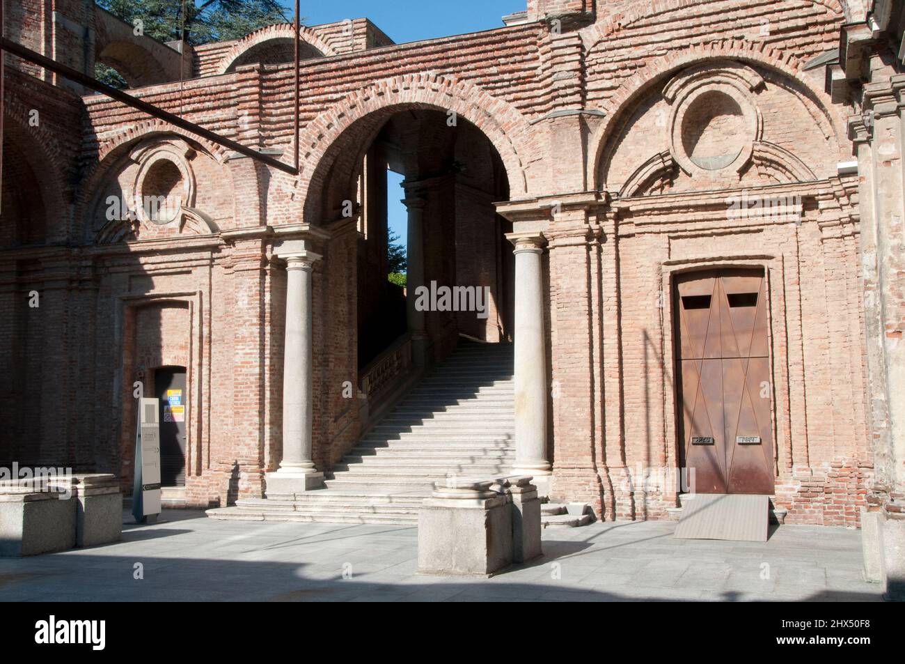 Routes arrière Nord de l'Italie - Drive 1, routes arrière Nord de l'Italie, Italie, Piémont, Turin, Château de Rivoli, entrée de l'escalier Banque D'Images