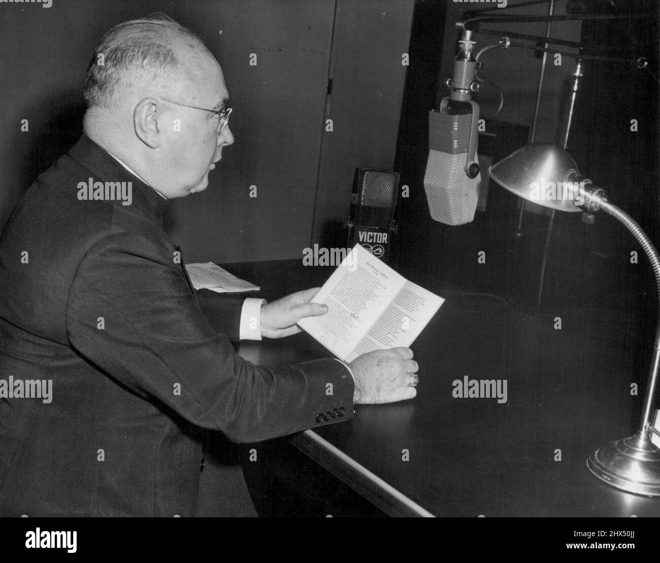 Le Cardinal Spellman enregistre ses Poèmes - Francis le Cardinal Spellman lit ici "Résurrection" dans un microphone dans un studio de disques RGA-Victor, pendant l'enregistrement de six de ses poèmes à produire comme album de disques. À l'exception d'un poème, « prière pour notre temps », qui n'est pas publié, la poésie a tous paru dans la presse. « Prière pour notre temps », qui sera bientôt publié dans un magazine national, a été écrit par le Cardinal Spellman spécialement pour les cérémonies à l'Université de Forham le 11 mai 1946, lorsque le Président Truman a reçu un diplôme honorifique. Les autres poèmes enregistrés sont: "Notre Sleepin Banque D'Images