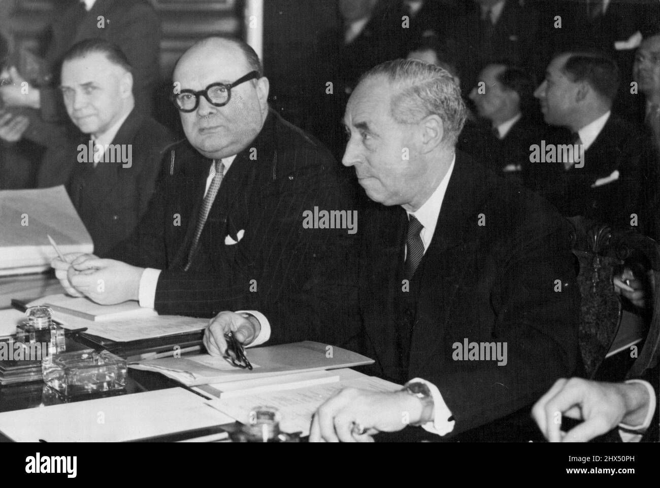 Les pouvoirs de Western Union discutent de la « Force de déclenchement » pour l'urgence -- Paul-Henri Spaak Premier ministre belge (avec lunettes) à la conférence aujourd'hui. Les ministres des cinq puissances de l'Union occidentale (Grande-Bretagne, France, Belgique, pays-Bas et Luxembourg) se sont réunis aujourd'hui au Foreign Officer de Londres (jeudi) pour des entretiens sur le système de défense de l'Europe occidentale, qui donnera au maréchal Montgomery, président du Comité de défense des puissances occidentales, Et international « Force de prise de force » en cas d'urgence. 27 janvier 1949. Banque D'Images