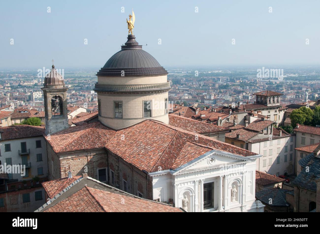 Routes arrière Nord de l'Italie - Drive 5, routes arrière Nord de l'Italie, Italie, Lombardie, Bergame, vue de Duomo de Torre Civica Banque D'Images