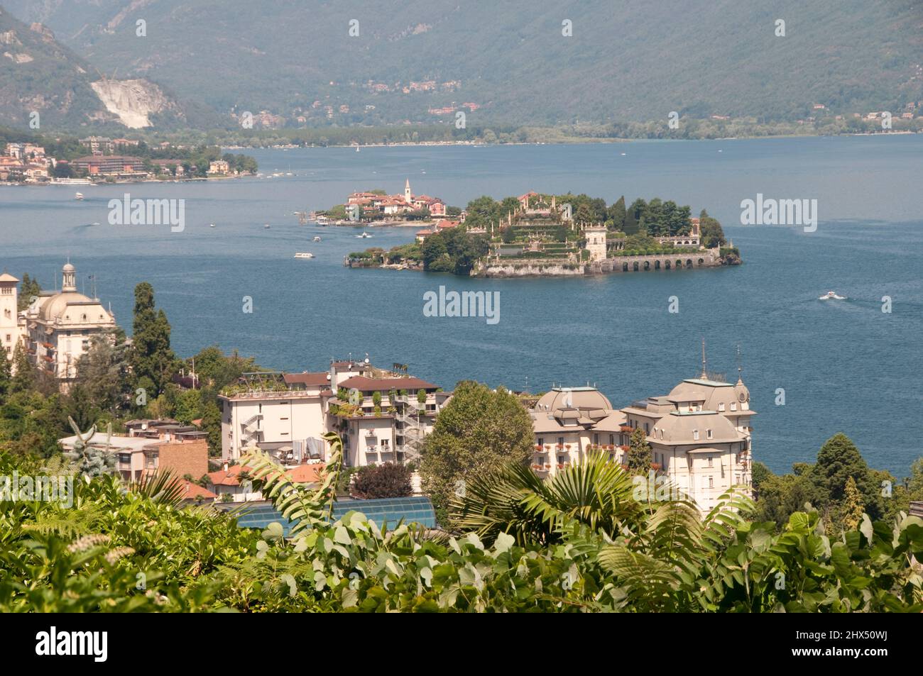 Routes arrière Nord de l'Italie - Drive 3, routes arrière Nord de l'Italie, Italie, Piemonte, Lago Maggiore, vue sur les îles Borromées de Monte Mottarone Banque D'Images