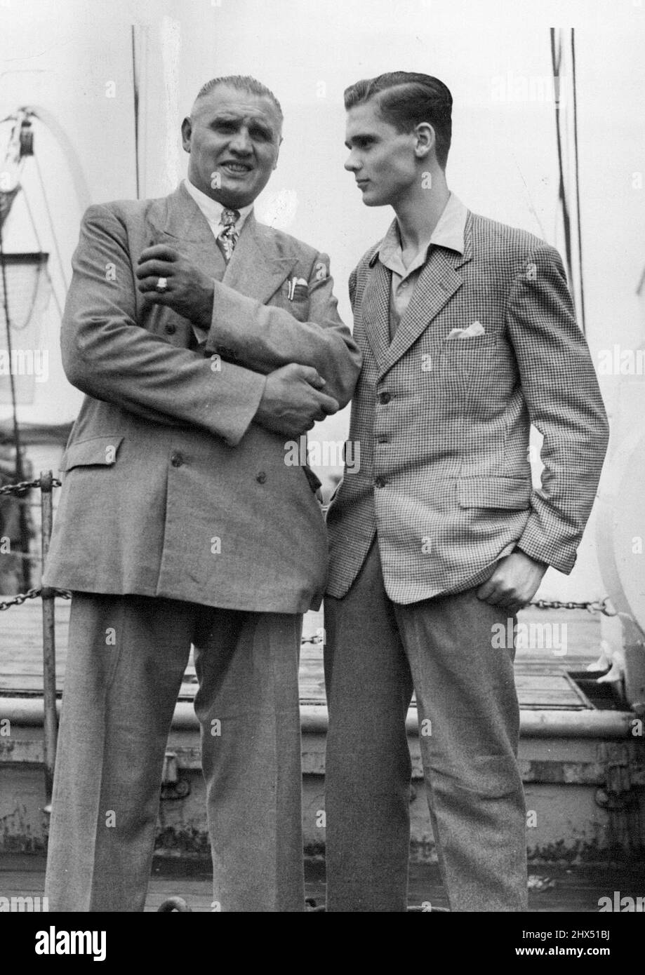Phil Scott, ancien champion de poids lourd britannique et européen, et son fils Philip, arrivé par le « camerounais » le 21 1950 juillet, mesurent tous deux 6ft 4 M. 28 juillet 1930. Banque D'Images