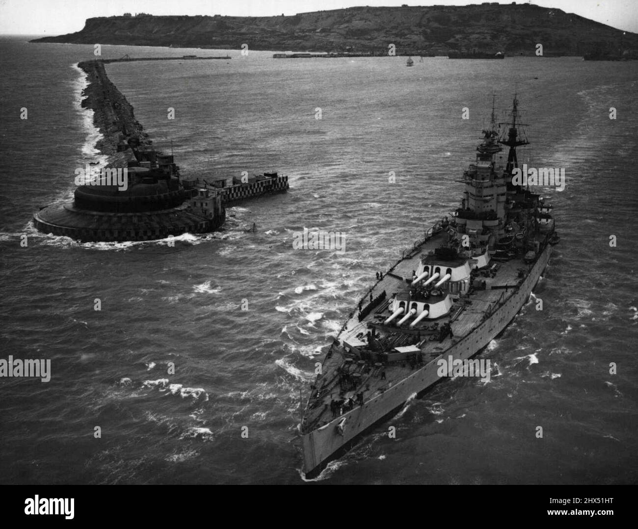 H.S. Nelson va à la 'guerre' - en face -- à la tête de la première flotte d'exercices de printemps depuis la fin de la guerre, le cuirassé de H.M. Nelson a navigué de Portland hier matin. En compagnie des croiseurs Birmingham Bellona et Diadem, elle sera « attaquée » par des sous-marins et des avions britanniques pendant ***** croisière de retour de six mauvaises herbes ***** . 10 mars 1946. (Photo de Fox photos). Banque D'Images