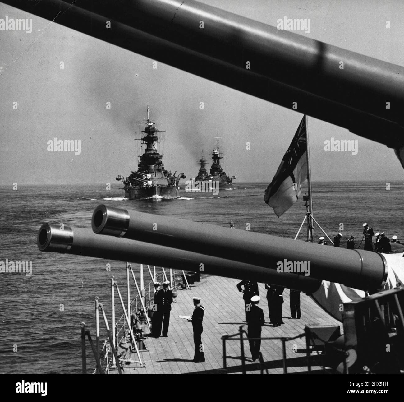 La visite de King à la flotte -- le Roi a conduit la flotte à la mer à H.M.S. Nelson, navire amiral de la flotte domestique. Le deuxième Escadron de bataille vu sous les canons de 15' de H.M.S. Royal Oak with Revenge, Royal Sovereign et Ramillies vers l'arrière pendant le premier jour de la revue navale. 04 septembre 1939. (Photo de Paul Popper). Banque D'Images