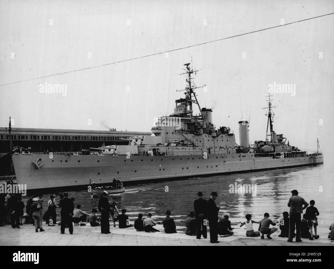 'Laurius' ordonné aux environs d'Abadan -- Une photo du croiseur 'laurius' vu dans le port de Trieste, mai 1947.la Grande-Bretagne a ordonné au croiseur 'laurius' de 'procéder immédiatement' aux environs d'Abadan, le port pétrolier de l'Iran en difficulté.le secrétaire aux Affaires étrangères, Herbert Morrison, en dévoilant ceci aujourd'hui 26 juin, Dans la chambre des communes, a déclaré la compagnie anglo-iranienne en même temps a ordonné à tous ses pétroliers de quitter Abadan immédiatement.la compagnie a agi en vue d'une impasse avec les autorités perses sur les conditions pour que les pétroliers partent avec des cargaisons de pétrole. 26 juin 1951. (Photo d'Assoc Banque D'Images