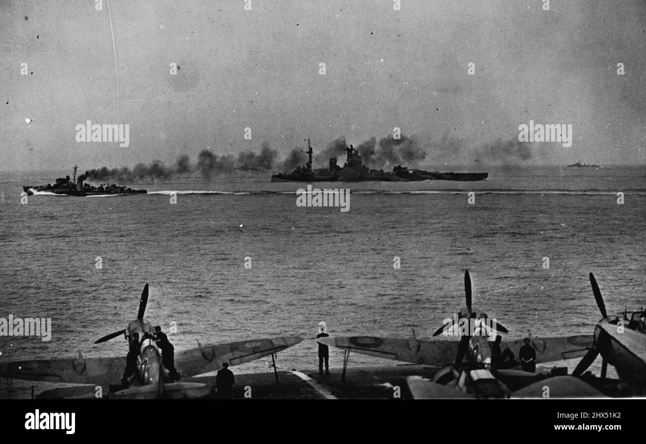 Manœuvres méditerranéennes -- regardant au-dessus de Seafores a été sur le pont de vol de H.M.S. Formidable ! H.S. Nelson (adopté par M/C) manœuvres en Méditerranée avec son escorte destroyer. 06 avril 1944. (Photo par British Official Photograph). Banque D'Images