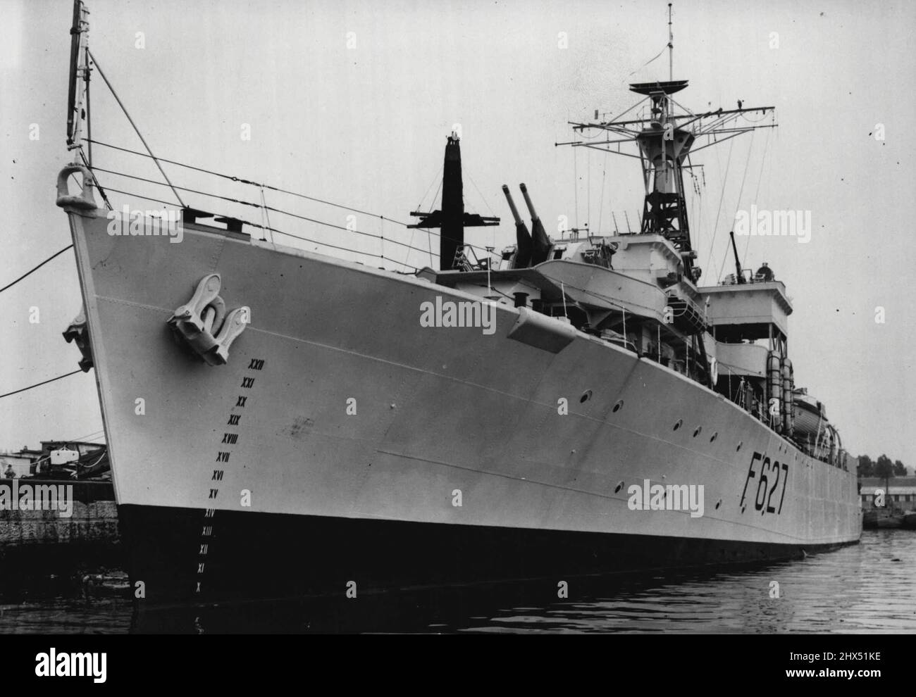 Nouvelle frégate pour l'extrême-Orient -- H.M.S. Mount Bay photographié à Chatham à ce jour (lundi) la veille de son départ pour l'extrême-Orient. H.S. Mount Bay, une frégate de 307 pieds qui a été achevée en avril de cette année, naviguera de Chatham demain sur la première étape de son voyage en extrême-Orient pour aider à renforcer les forces navales. Elle est commandée par le capitaine J.H. Unwin, D.S.C., du Hampshire. 16 mai 1949. (Photo de Reuterphoto). Banque D'Images