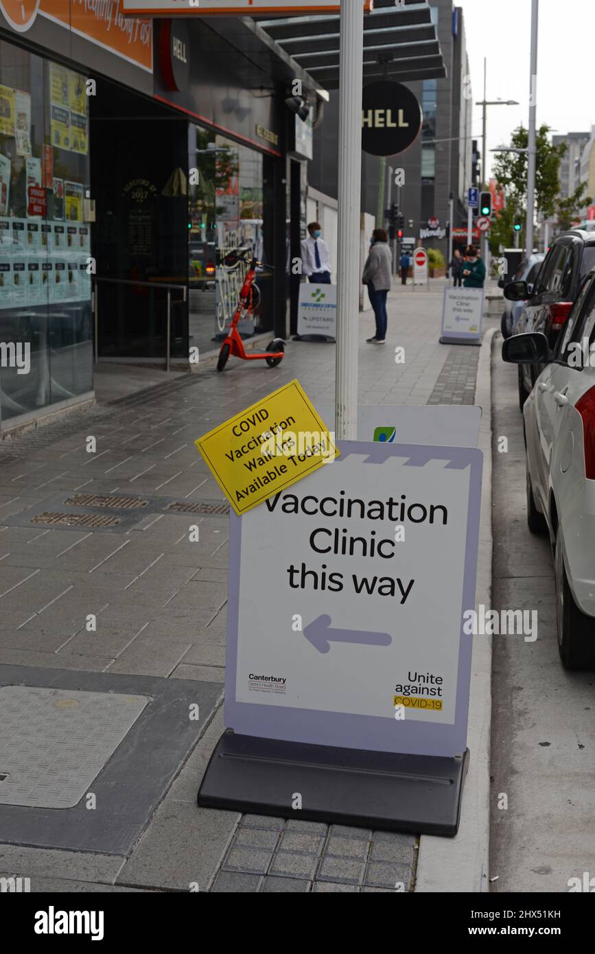 CHRISTCHURCH, NOUVELLE-ZÉLANDE, 1 MARS 2022 : la signalisation dirige les membres du public vers une clinique de vaccination Covid-19 à Christchurch. Banque D'Images