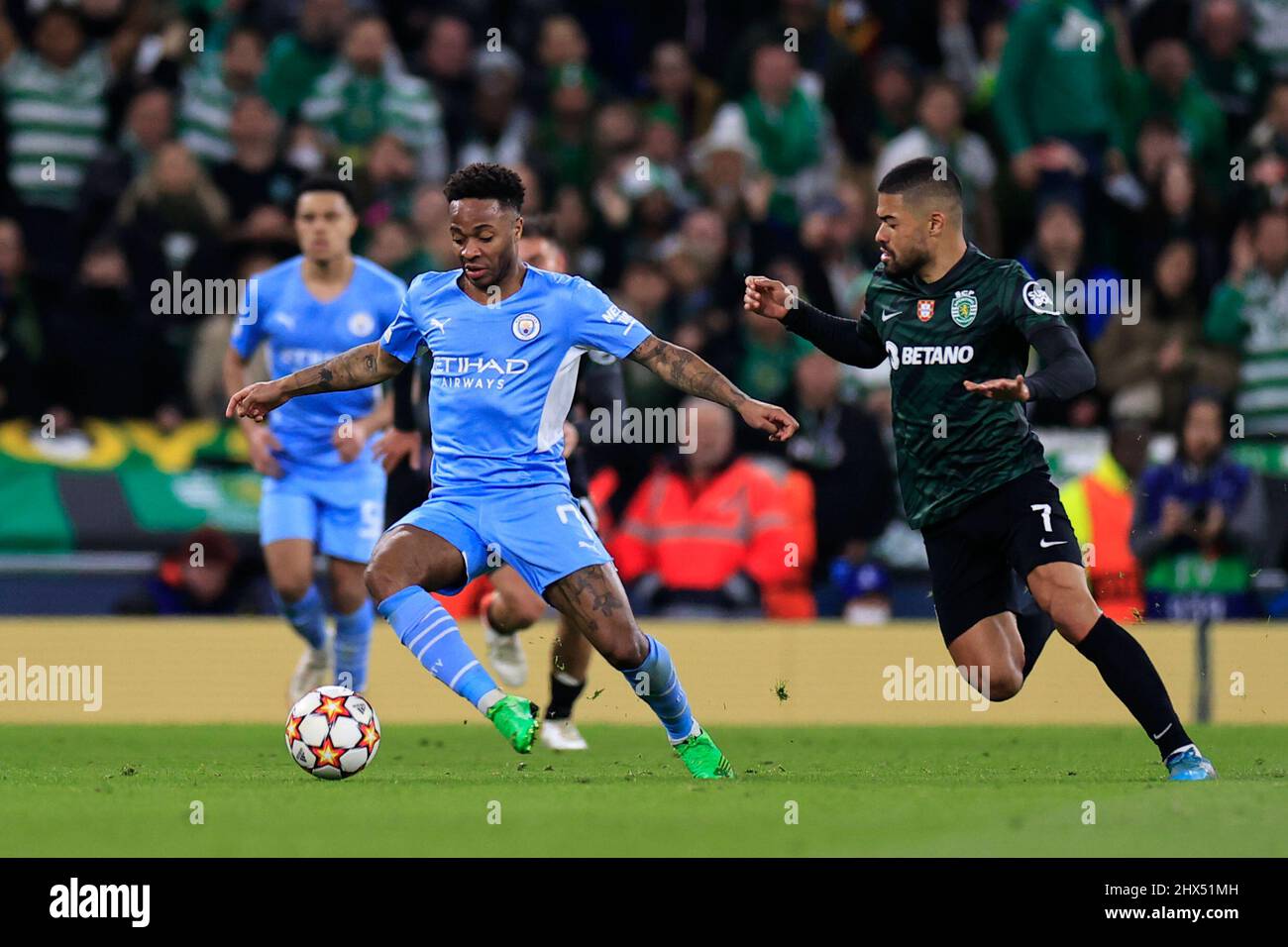 Manchester, Royaume-Uni. 09th mars 2022. Raheem Sterling #7 de Manchester City part de Tabata #7 de Sporting Lisbonne à Manchester, Royaume-Uni le 3/9/2022. (Photo de Conor Molloy/News Images/Sipa USA) crédit: SIPA USA/Alay Live News Banque D'Images