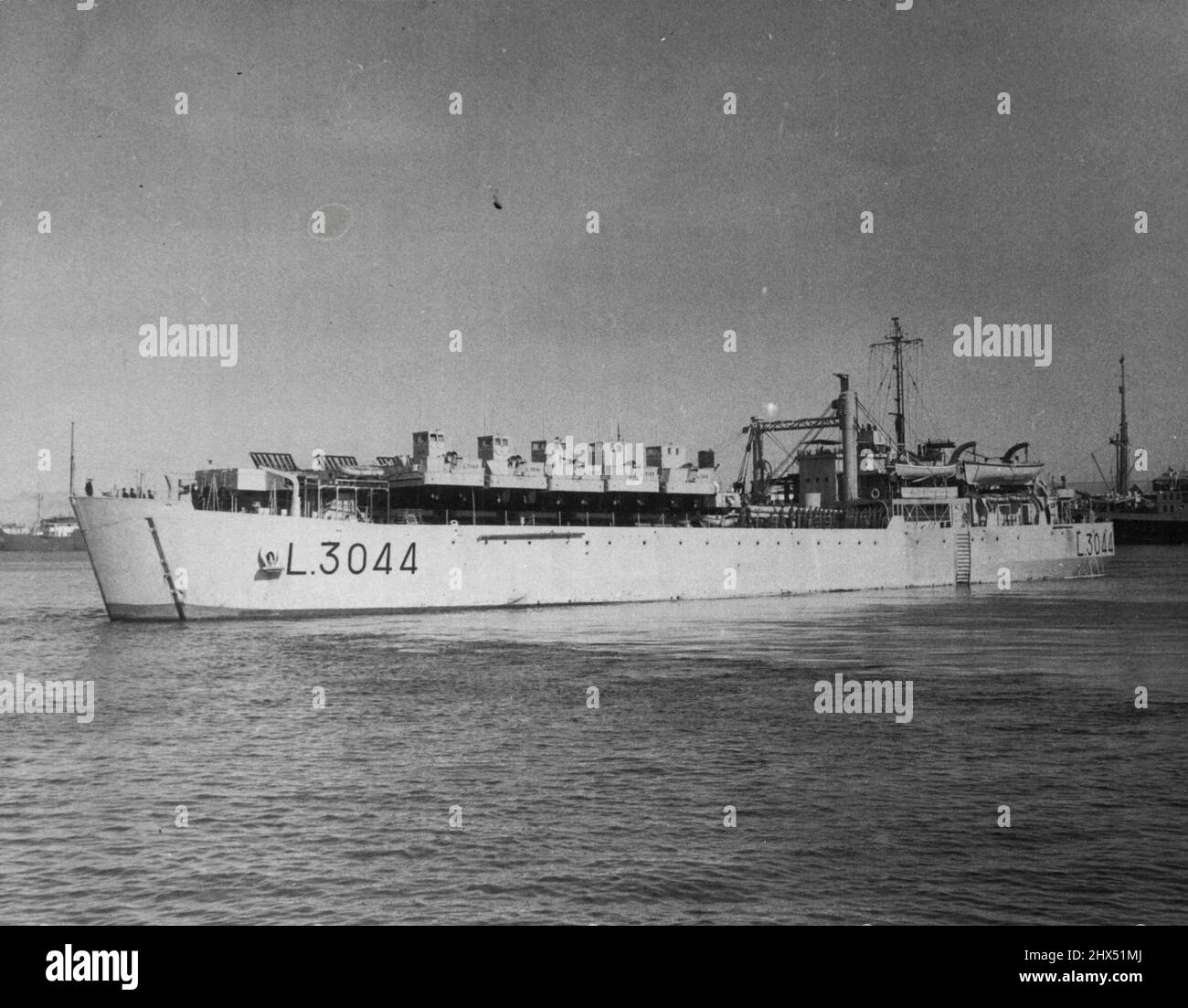 Atomic LST Narvik se tourne dans le port de Fremantle pour commencer son voyage vers la « destination inconnue ». 29 avril 1952. Banque D'Images