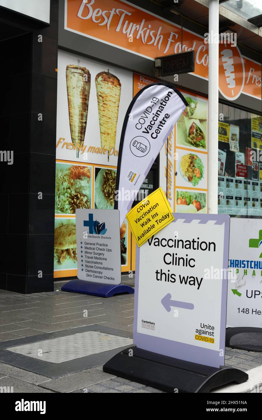 CHRISTCHURCH, NOUVELLE-ZÉLANDE, 1 MARS 2022 : la signalisation dirige les membres du public vers une clinique de vaccination Covid-19 à Christchurch. Banque D'Images