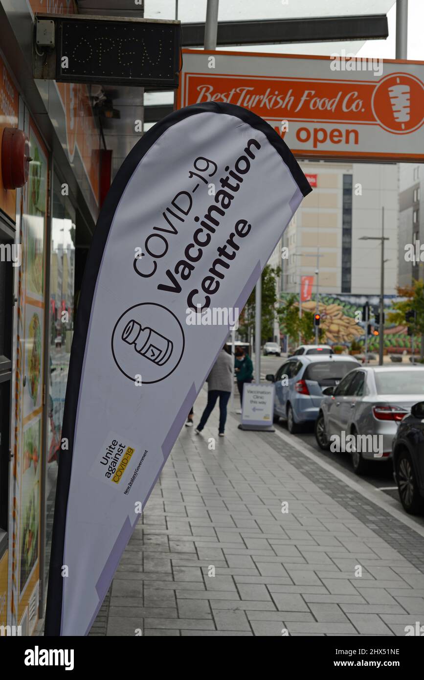 CHRISTCHURCH, NOUVELLE-ZÉLANDE, 1 MARS 2022 : la signalisation dirige les membres du public vers une clinique de vaccination Covid-19 à Christchurch. Banque D'Images