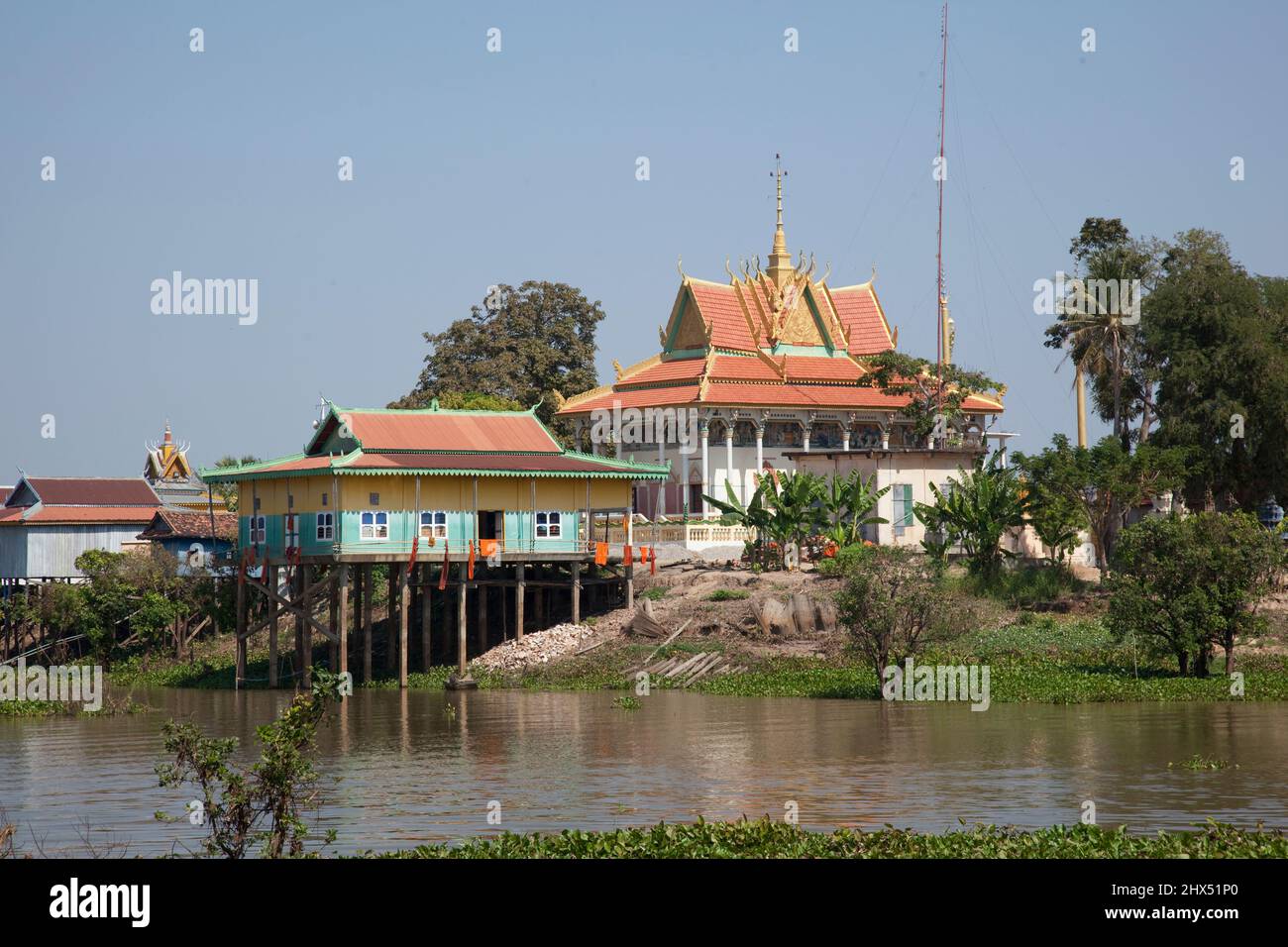 Cambodge, Kompong Khleang, pagode de pilotis et maisons Banque D'Images