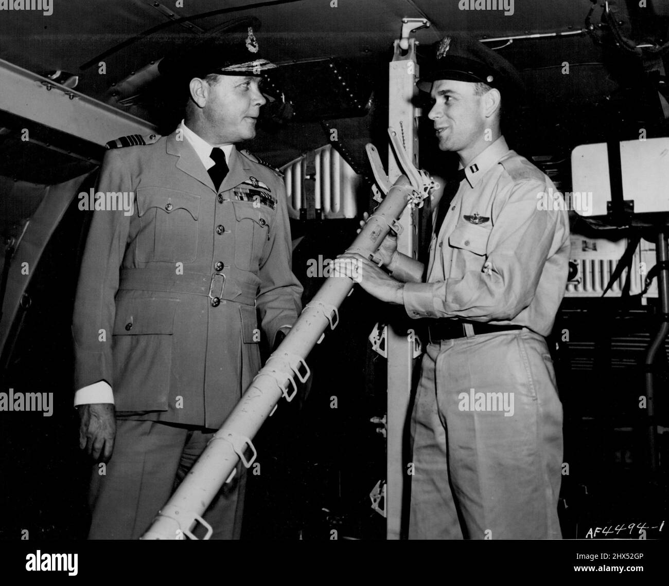 Le maréchal de l'air inspecte le géant C-124 Globemaster -- Le vice-maréchal de l'air Sir Clifford Sanderson (à gauche), officier de l'air en commandement, opérations, extrême-Orient, est informé de l'exploitation d'un géant de la Force aérienne américaine C-124 Globemaster par le capitaine Richard N.Kosman, 1661 E. 21st S. St., Salt Lake City (Utah), commandant d'un aéronef C-124. Le maréchal de l'air Sanderson visitait à l'époque la base de transport aérien coréen de l'aile Carrier de 374th. Combat Cargo C-124S peut transporter jusqu'à 200 passagers, jusqu'à 136 patients de litière ou 25 tonnes de cargaison chacun. 22 mai 1953. (Photo par U.S. Air Force photo). Banque D'Images