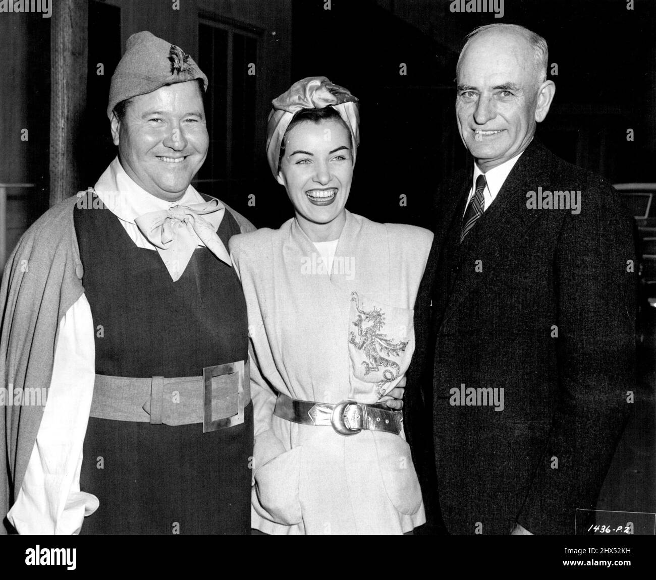 Le père d'Ella Rainos, Ernost Nathan Rainos (R), ingénieur de la marine de Bremorton, Washington, a récemment rendu sa première visite à Hollywood. Miss Raines était entre les photos, donc la star lui a montré comment les films sont faits sur la sot de Jack Oakio 'c'est l'Esprit' chez Universal. 1 janvier 1944. (Photo par Universal). Banque D'Images