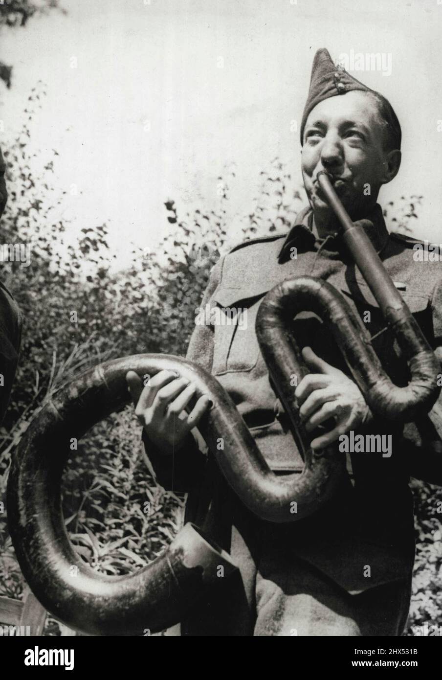 Baptême R. Hurst, de Toronto, essaie ***** Main avec ' le serpent', un des instruments de musique anciens appartenant à la famille Dolmetsch, à Haslemere, Surrey. Le 'Sampent' un ancêtre musical du tubercule de basse. Le ***** note basse, et a été beaucoup utilisé dans les églises ***** il y a environ 100 ans, où il complétait la basse ***** dans la chaise. Le son de cet instrument ***** à peine distinguable de la voix humaine, et n'était pas perceptible comme un instrument lorsqu'il jouait avec la chaise. 11 août 1943. (Photo de Fox photos). Banque D'Images