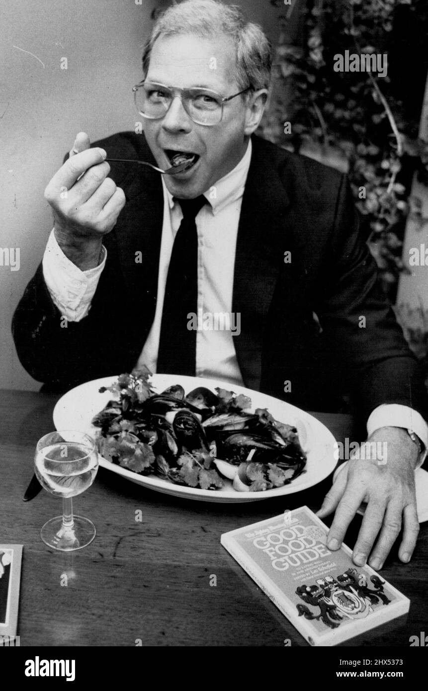 Leo Schofield, écrivain gastronomique et gastronomique, au restaurant Bayswater Brasserie, à la veille du lancement de son dernier livre « Good Food Guide ». Les bons guides de cette année, comme avant, font une bonne lecture jolly pour tous ceux qui veulent bien manger quand ils dînent dehors. À Sydney, portant l'empreinte de l'esprit de Leo Schofield, il fournit une description crédible de la nourriture, du vin, du service et de la décoration que l'on peut attendre des restaurants de la ville et des nombres toujours croissants qui s'ouvrent en banlieue et dans le pays. 17 septembre 1984. (Photo de Jacqueline Haynes/Fairfax Media). Banque D'Images
