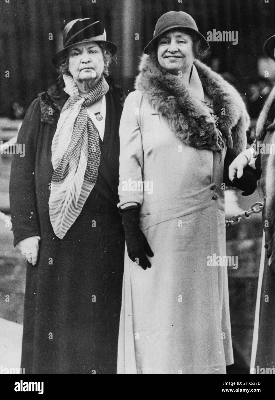 L'enseignante de Helen Keller passe à Mme Anne Sullivan Macy, 70 ans (à gauche), qui, pendant quarante-neuf ans, a été l'enseignante compagnon de Helen Keller, (à droite), est décédée le 20th octobre, dans sa maison à Forest Hills, L.l., Mme Macy, fille de 21 ans, a joué un miracle apparent lorsqu'elle a enseigné à Mlle Keller, Qui avait été rendu sourd,-muet, et aveugle, après une maladie, pour surmonter ses handicaps et de porter une existence proche-à-normale. 20 octobre 1936. (Photo d'ACME). Banque D'Images