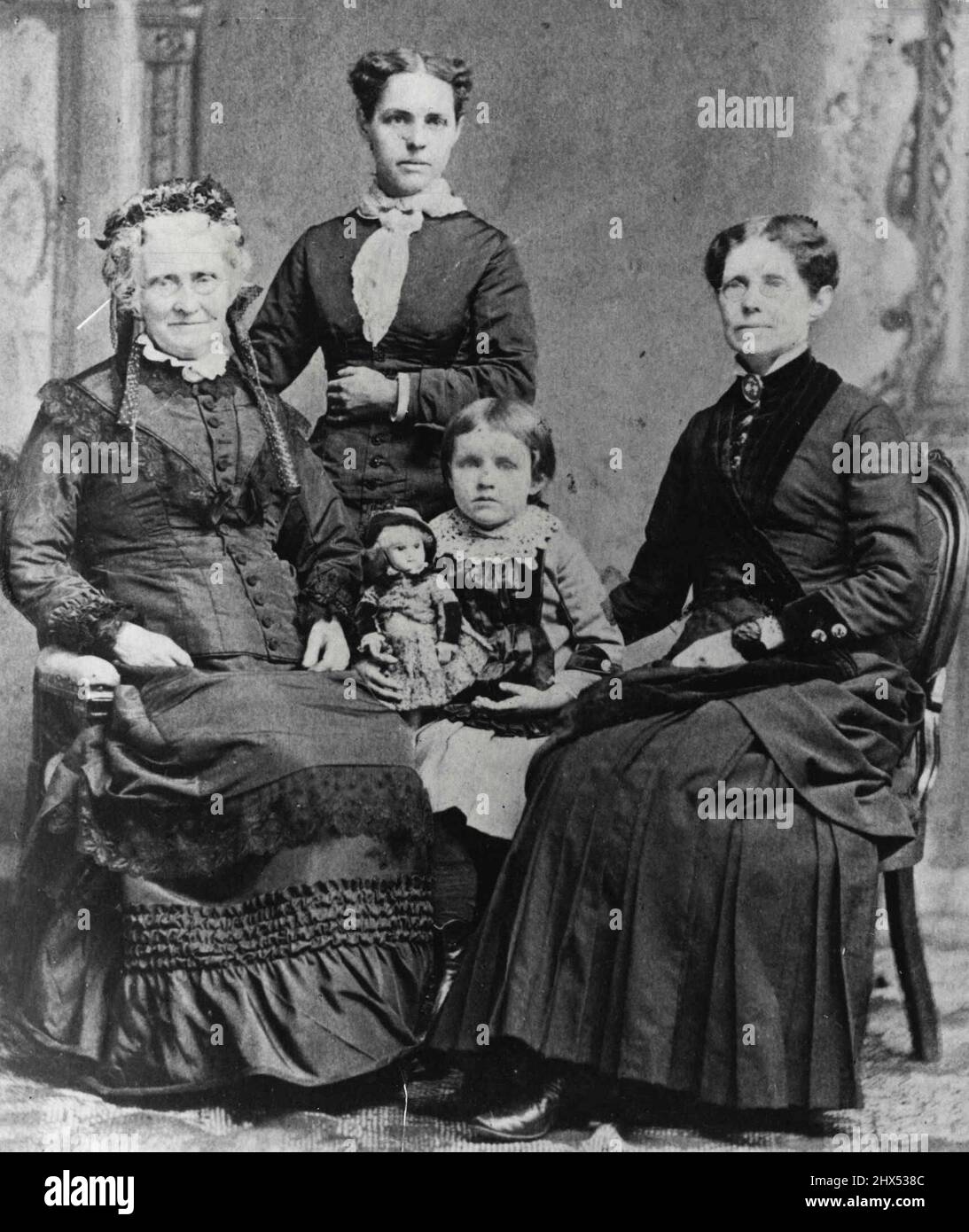 Les parents de Mark Twain à Fredonia, N.Y...a gauche se trouvent la mère de Mark, Mme Jane Clemens, et à droite, sa sœur, Mme Pamela Moffett...Completing le Groupe de 4 générations, Mme Annie Wester, fille de Mme ***** Fett, et le petit Alice Webster, qui est devenu l'auteur "Daddy long legs" et d'autres livres. 25 septembre 1951. Banque D'Images