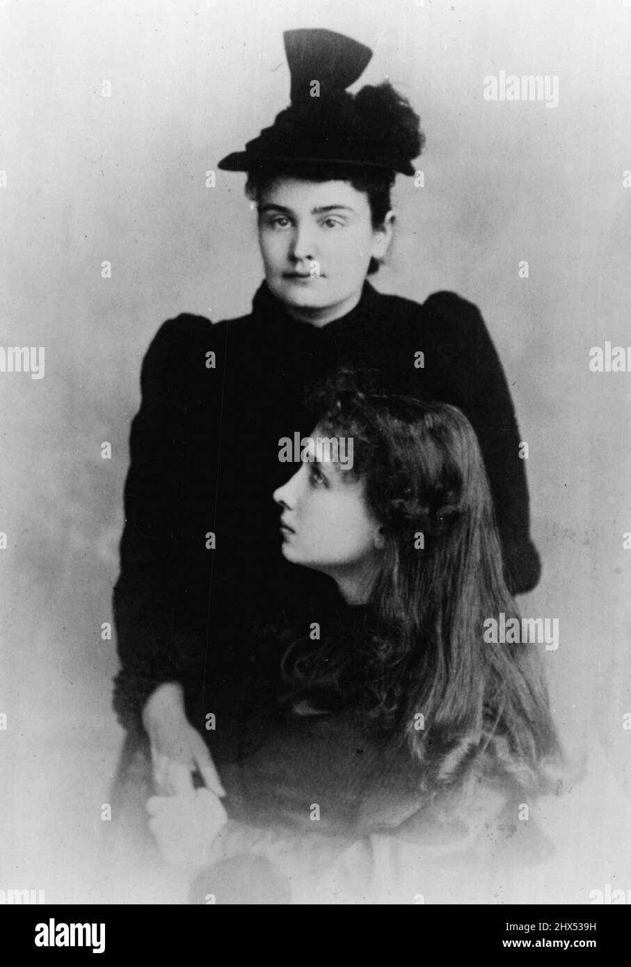 Helen Keller, assise est montrée avec son professeur Anne Sullivan. 17 novembre 1955. Banque D'Images