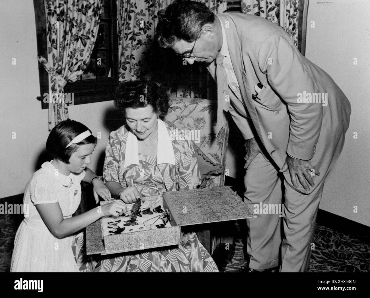 Professeur et Mme Schonell avec leur fille de 11 ans, Eleanor. Ils croient en des passe-temps pour tous les enfants dans le cadre de leur éducation. Eleanor's est la collecte de spécimens de papillons. 25 février 1953. (Photo de David R. Jones). Banque D'Images