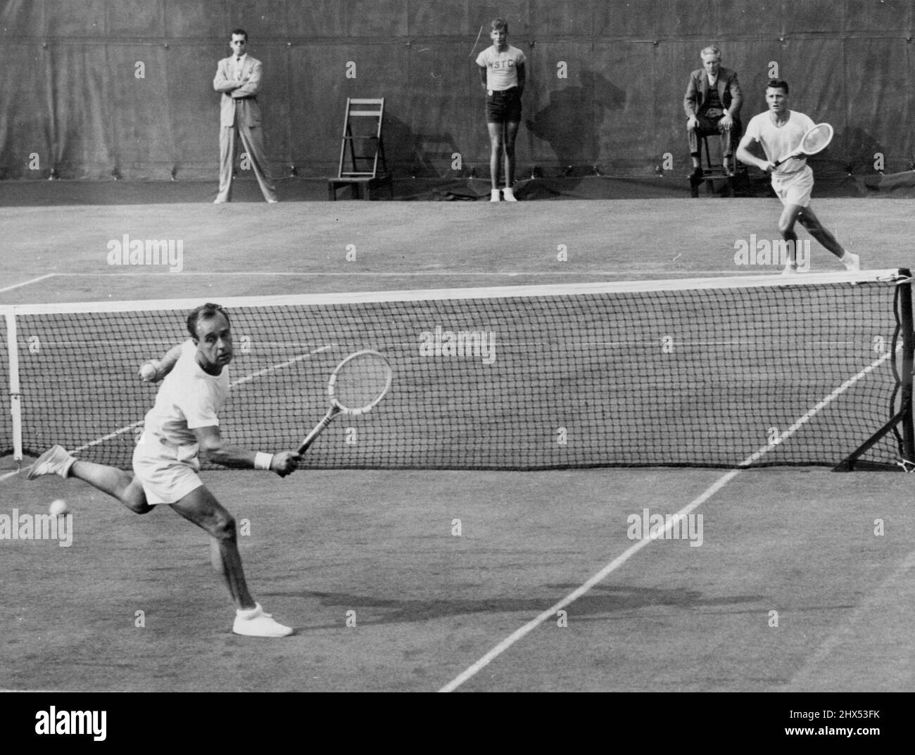 Schroeder passe le Quist au match de la coupe Davis -- Ted Schroeder, de Los Angeles, en Californie, membre de l'équipe américaine de la coupe Davis, passe le match de l'équipe australienne Adrian Quist (avant-terrain) lors du deuxième match de la coupe Davis au club de tennis West Side, Forest Hills, N.Y., le 4 septembre. Schroeder remporte le match en quatre séries, 6-3, 4-6, 6-0, 6-0, Donner aux États-Unis une avance de deux matches à aucun à la fin de la première journée de jeu. Plus tôt, Frank Parker a remporté son match des célibataires avec Bill Sidwell en Australie, en jeux droits, 6-4, 6-4, 6-4. 21 septembre 1948. (Photo par photo de presse associée). Banque D'Images