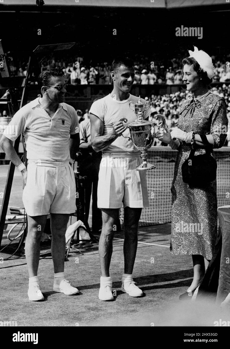 Le nouveau champion de Wimbledon -- H.R.H. la duchesse de Kent photographiée avec T. Schroeder, USA, le nouveau champion du joueur de singles hommes, et son adversaire tchèque qui, il a battu en finale aujourd'hui, J. Drobny, (spectacles); la photo a été prise après le match de Wimbledon à ce jour. 01 juillet 1949. (Photo de Fox photos). Banque D'Images