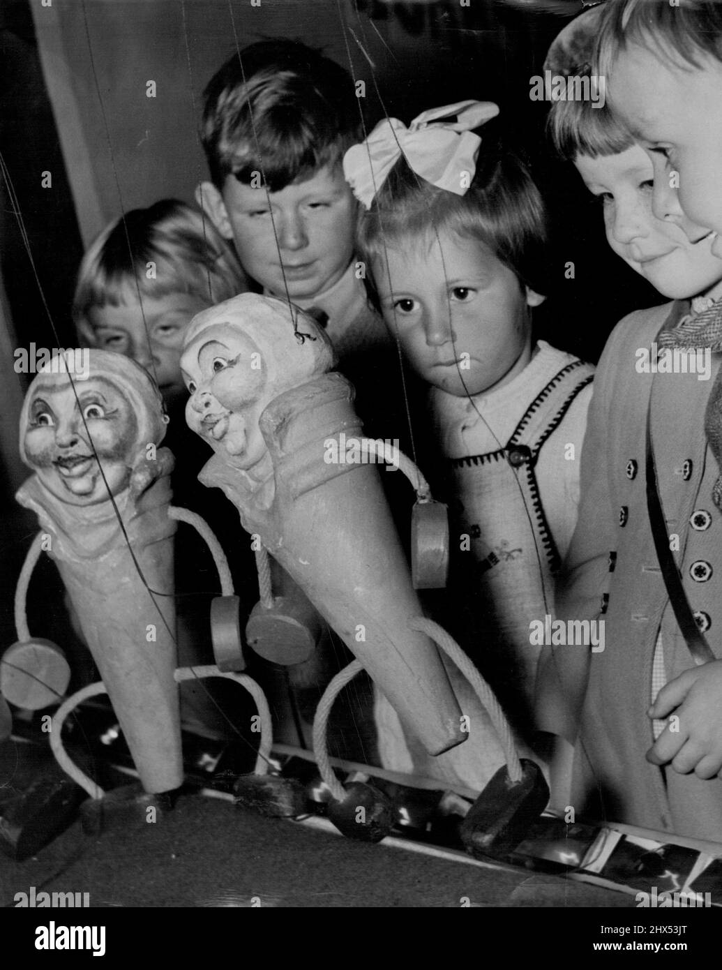 Dans les coulisses du spectacle de marionnettes de Peter Scrivener à Grace Bros., ces enfants sont absorbés par le chœur de la glace de Hansel et Gretel. 25 mai 1955. Banque D'Images