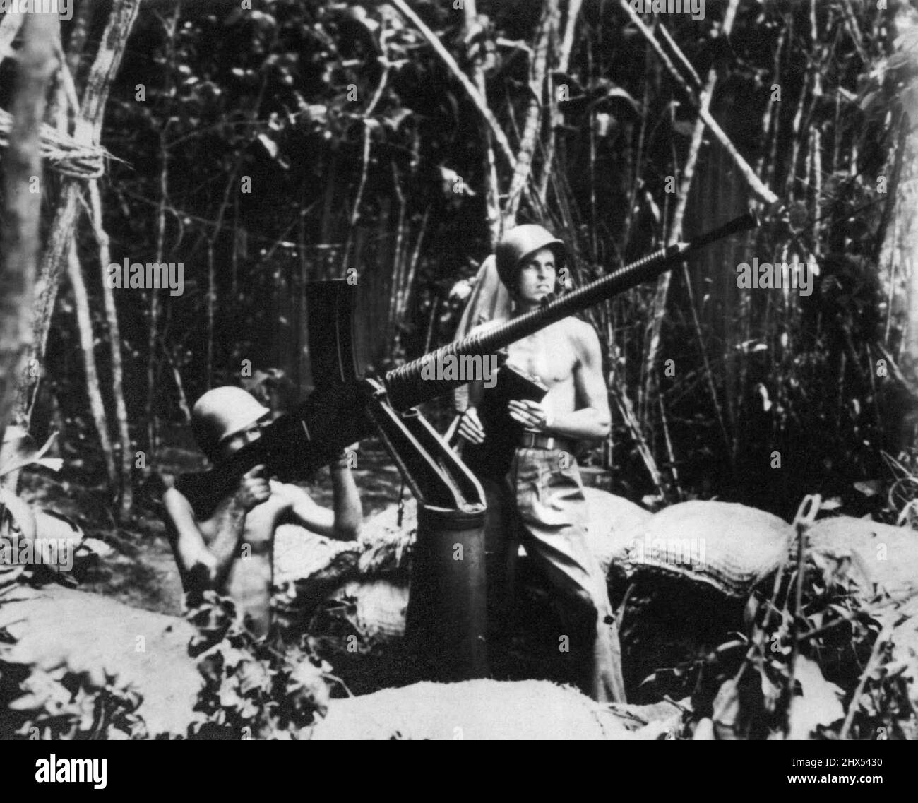 Shoot JAP avec leurs propres Shells -- toutes les coquilles tirées à Jap avions quand ils font leurs raids fréquents sur l'aéroport de Guadalcanal ne sont pas américaines. Il est monté près de l'aéroport. Mitrailleuse Jap de calibre 50, capturée lorsque les Marines ont pris l'île. 29 octobre 1942. (Photo par AP Wirephoto). Banque D'Images