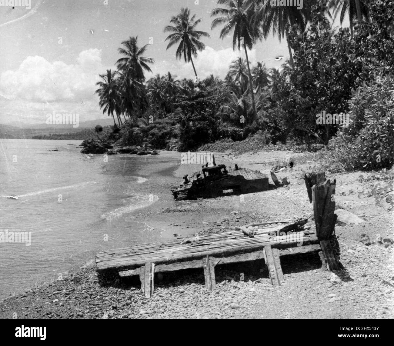 Un char japonais rouillé marque le site de combats amers sur cette plage de Guadalcanal il y a 11 ans. Les Japonais sont retournés sur l'île pour la première fois récemment lorsqu'un groupe est arrivé pour récupérer les restes de la guerre japonaise. 02 mars 1955. Banque D'Images