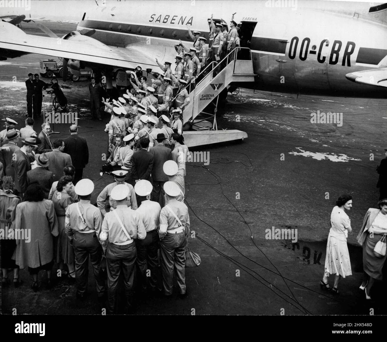 Les gardes des Nations Unies partent pour la Palestine -- les 50 gardes recrutés par les Nations Unies pour le service en Palestine avec le comte Folke Bernadotte à bord de l'avion de Sabena Airlines à Laguardia Field, New York, juin 19, pour le vol vers le Caire. Ils portent des uniformes d'été de type militaire. 38 revolvers Caliber achetés au service de police de New York. Aucune munition n’a été délivrée avec les revolvers. 20 juin 1948. (Photo par photo de presse associée). Banque D'Images