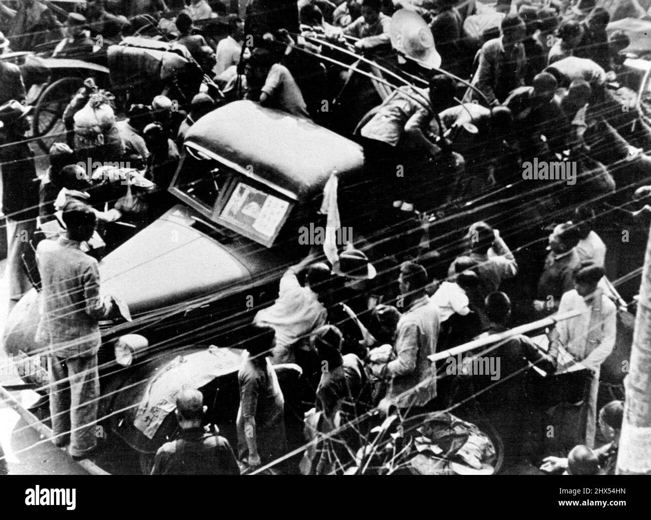 RAID aérien qui a tué 5 000 premières photos de Chungking. Quelques-unes des 2 000 000 personnes qui ont fui la ville étant transportées loin dans un camion sous commandement. 11 juillet 1939. (Photo de LNA). Banque D'Images