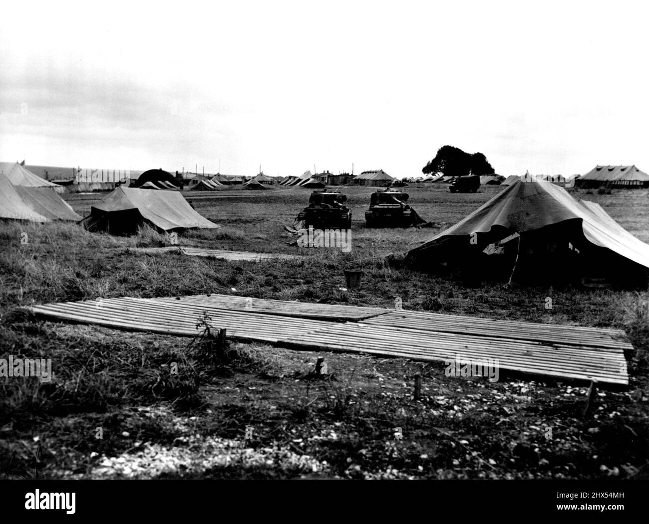 La scène au camp de l'armée territoriale près de Tilshead, dans la plaine de Salisbury, où deux chars d'assaut ont tué quatre soldats hier (18th août). Les chars avec des morceaux de tentes dans lesquels les soldats dormaient encore accroché aux voies sont vus dans la plètura. Les cahoards marquent l'emplacement des tentes épaves. 19 août 1955. Banque D'Images