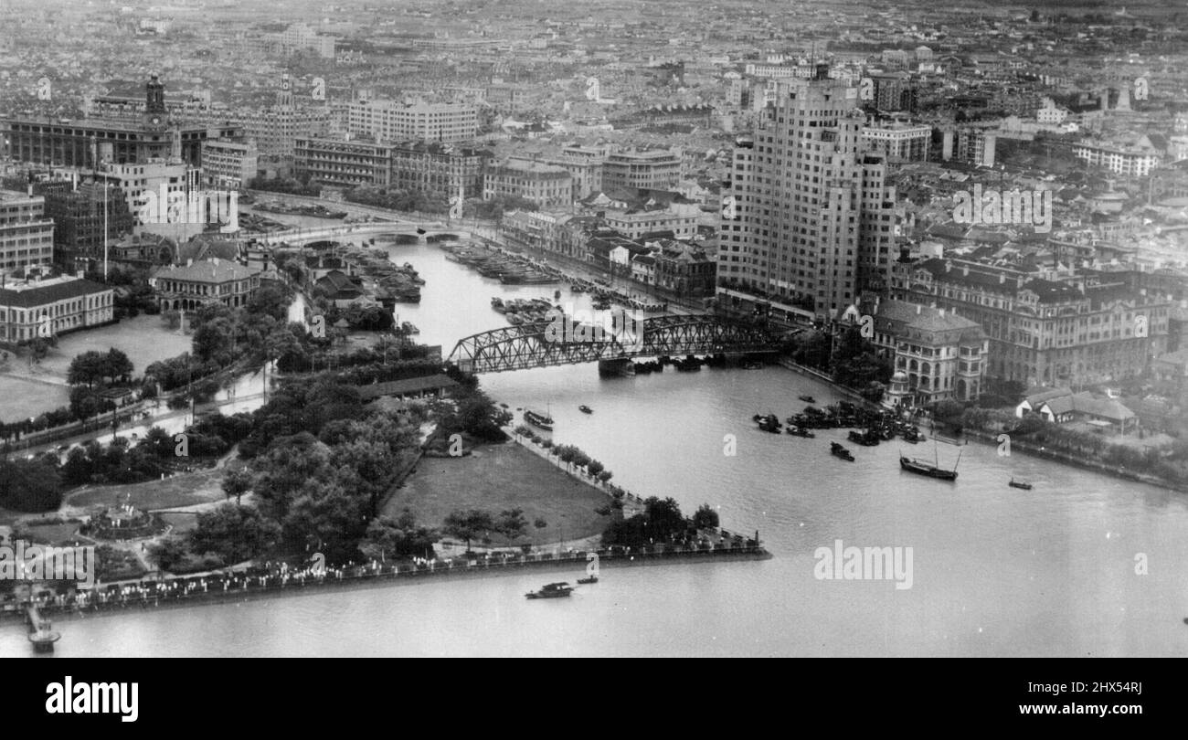 Shanghai. Sur la rive droite de Soochow Creek se trouve l'hôtel Astor, sur la rive gauche derrière le parc se trouve l'ancien consulat britannique. Beaucoup de gens sont vus le long des eaux de bord d'observation de la Marine TBM au-dessus. 15 octobre 1945. (Photo de la Marine américaine officielle). Banque D'Images