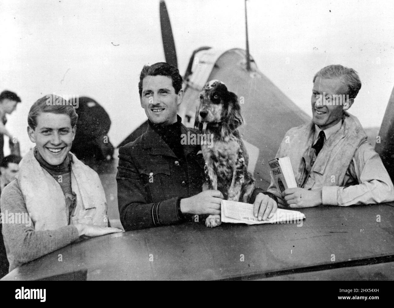 Escadron de chasseurs tchécoslovaque. Ces photos sont de l'escadron de chasse tchécoslovaque de la R.A.F. Qui, bien que récemment formé, a déjà un certain nombre de victoires à son crédit. Dirigé par deux officiers britanniques de la R.A.F., l'escadron a représenté sept Jaguars de Messerschmitt et un Dornier 215 en un seul engagement. L'escadron est équipé de Hurricanes. Les trois commandants de vol britanniques de l'escadron de la Tchélvak, avec la mascotte de l'escadron. 14 août 1942. (Photo du fonctionnaire britannique pour la photo du ministère) Banque D'Images