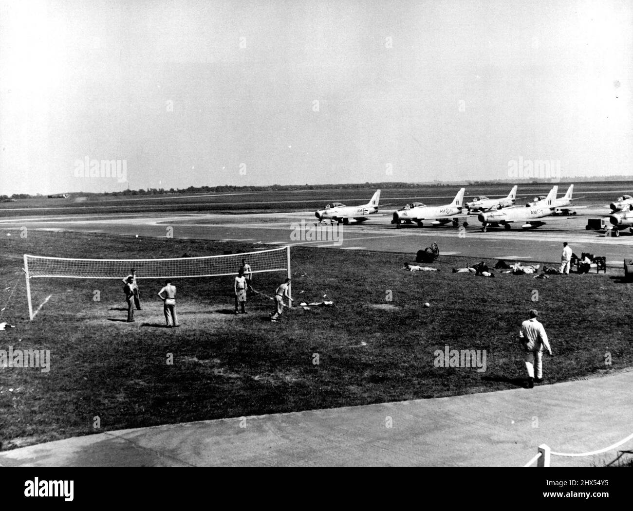 Little Canada -- la Royal Canadian Air Force en Angleterre. RGAF en Angleterre -- volley ball -- à North Luffenham, Rutland, Angleterre. Les sabres sont en arrière-plan. 1 juin 1952. (Photo du Bureau central d'information) Banque D'Images