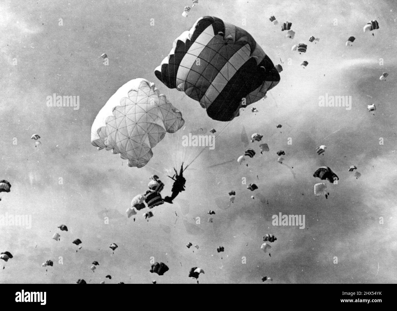 Les célébrations de la Journée de la Force aérienne à Prague -- Une descente en parachute massive d'hommes et d'équipements devant un public de plusieurs milliers - font partie des célébrations de la Journée de la Force aérienne tchécoslovaque à Prague. 21 septembre 1954. (Photo de Sport & General Press Agency Limited) Banque D'Images