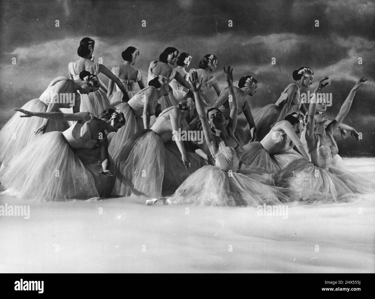 Le truc dont les rêves sont faits est la vapeur ! Maintenant vous savez comment ces scènes de film de waltzing-in-the-Clouds sont faites. Ces danseurs de ballet sont dans une séquence de rêve dans le film 'melba'. C'est ce qui se passe. D'abord, ils prennent leurs poses de swooning contre un toile de fond trouble - et devant d'énormes plateaux de glace sèche. « Action », crient le producteur. Propmen verser des seaux d'eau chaude sur la glace, un ventilateur souffle la vapeur résultante dans une couche profonde à travers le sol et là ils sont - valant dans les nuages... Vous ramène à la terre, n'est-ce pas ? La scène est prise, par Horizon Pictures, à Covent Garden. Banque D'Images