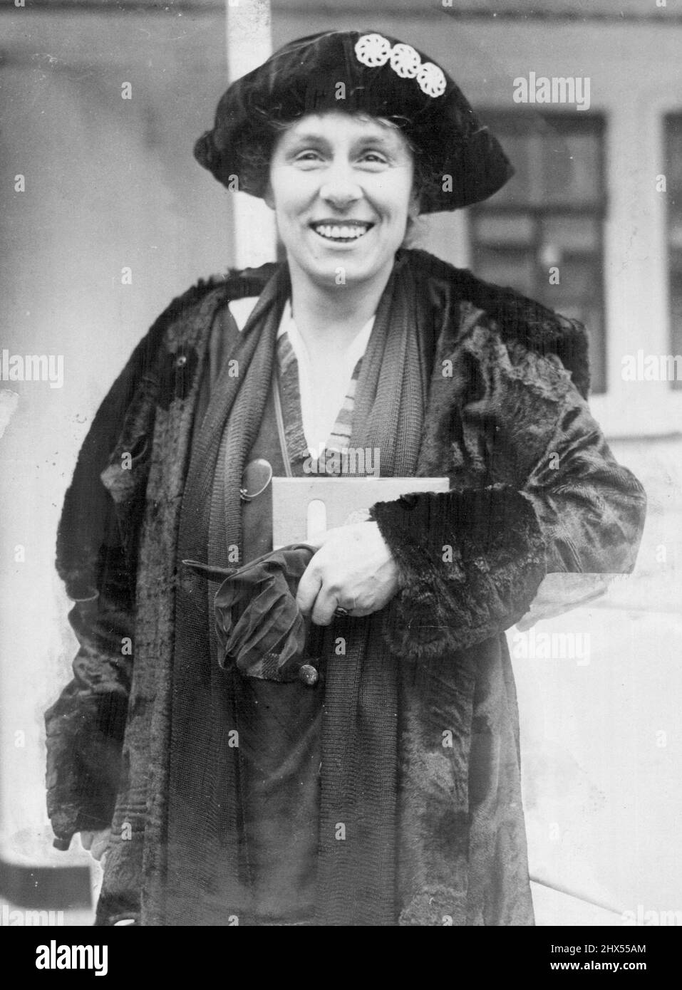 La femme anglaise a noté Preacher dit que son sexe est fumeur tout droit! Miss Maud Royden, éminent prédicateur d'Angleterre, qui est ici pour donner une conférence à la femme de l'église épiscopale méthodiste missionnaire à domicile et qui est certain un peu de fumée à la stabilité des nerfs n'interfère pas avec sa religion. Mlle Royden a été frodée plus d'une fois parce qu'elle utilise la mauvaise herbe, mais ce fait n'aura aucune différence pour son public dans cette ville. 01 mars 1928. (Photo par International Newsreel photo). Banque D'Images