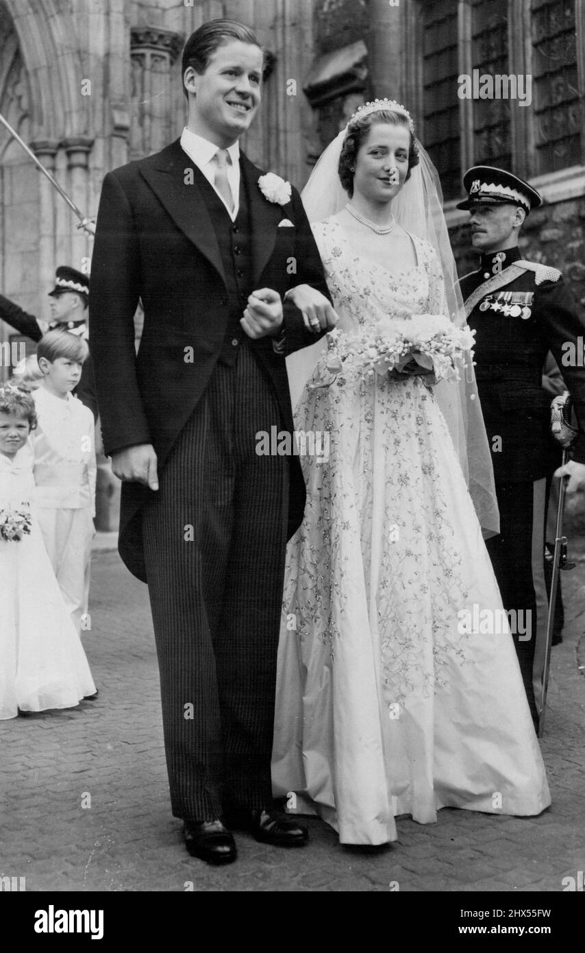 La fille de Peer Weds à l'abbaye : Reine présente -- la charmante mariée de 18 ans et son époux émergent de l'abbaye de Westminster après le « mariage de l'année ». Avec la Reine, le duc d'Édimbourg et d'autres membres de la famille royale comme invités, l'ancien Miss Frances Roche, fille de Lord et Lady Fermoy, a été marié dans l'abbaye au vicomte Althorp, 30 ans, fils et héritier du comte et de la comtesse Spencer. La robe de la mariée est de camellia tandis que faille brodée tout autour avec des paillettes d'argent, des cristaux, et des diamants coupés à la main. 1 juin 1954. Banque D'Images