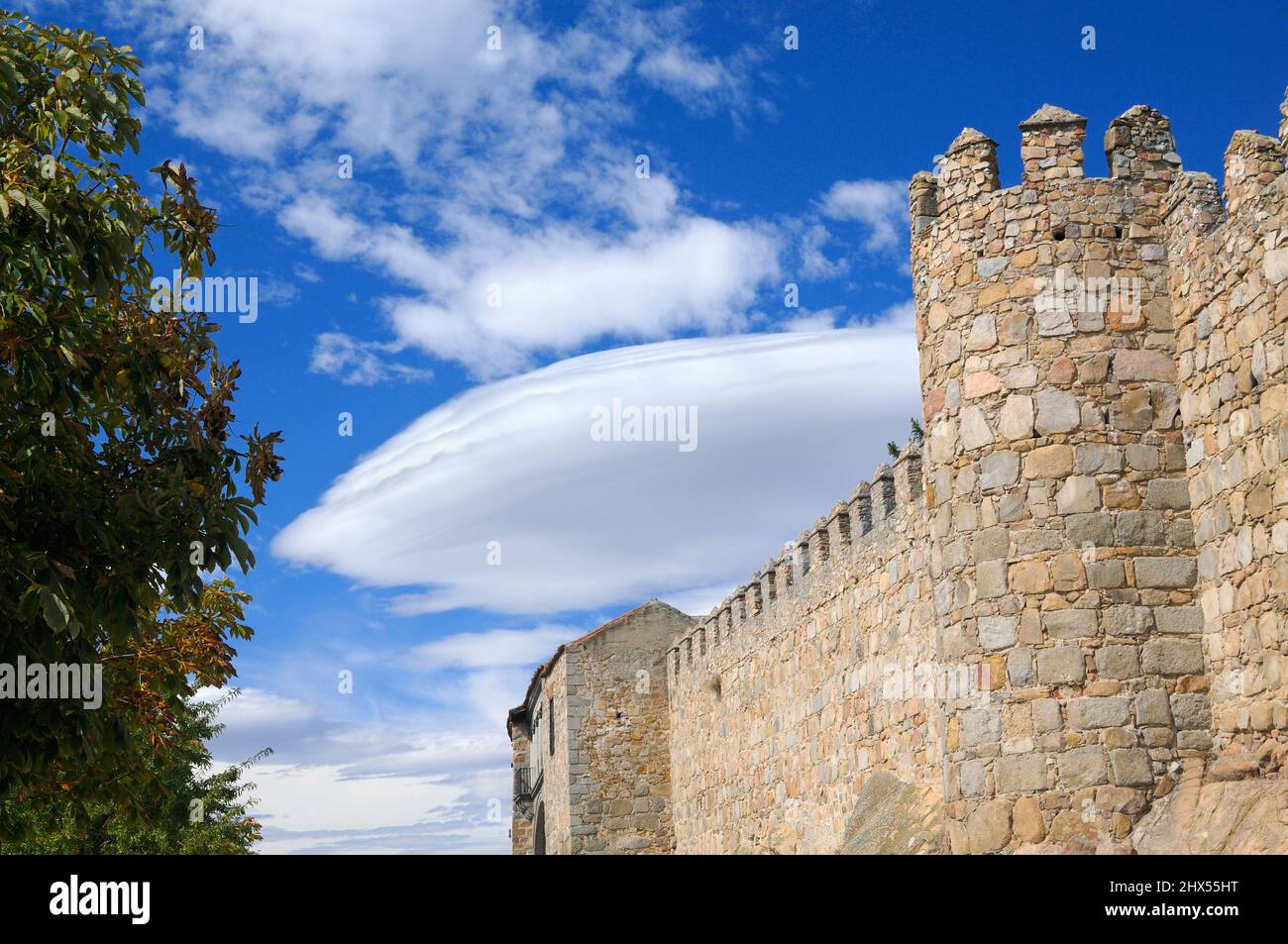 Formation de nuages lenticulaires (Altocumulus lenticularis) sur les murs médiévaux de la ville d'Avila, Castilla y Leon, Espagne, Europe. Banque D'Images