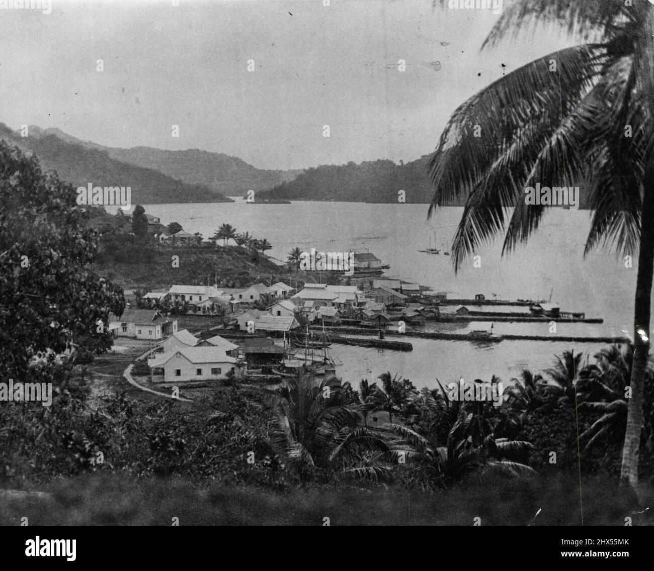 Quartier chinois de Tulagi au début des années 1920. La piste en courbe vue sur cette photo était alors l'approche la plus proche d'une route dans l'ensemble des îles Salomon britanniques. 30 novembre 1955. Banque D'Images