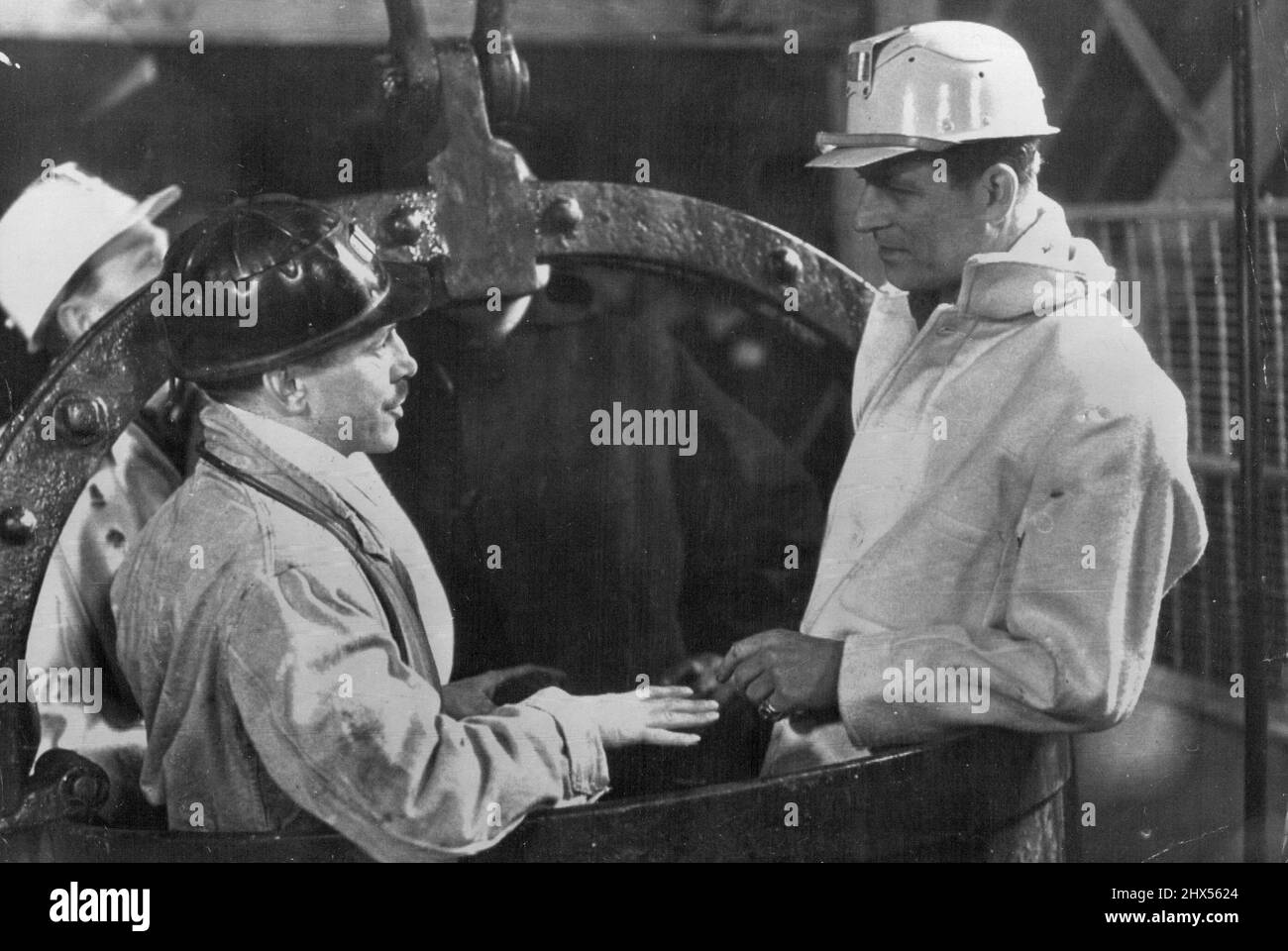 Le duc va au charbon MiningLe duc d'Édimbourg avec M. C. H. Richards, le directeur de la fosse, sur le point de descendre dans Un 'Hoppit' à Mosley Common Collery au jour le jour son altesse Royale le duc d'Édimbourg fait une visite de huit heures au champ de charbon de Lancashire. Ce matin, il descend à environ 1500 pieds de la mine de charbon Mosley Common, près de Boothstown. Il portait une combinaison et un casque blanc de mineur. Il portait une lampe de sécurité. À son entrée dans la mine, on lui a demandé comme tous les autres mineurs s'il transportait de la contrebande et s'il était « frison » pour des allumettes, des briquets et d'autres produits pour fumer. Au niveau du botto Banque D'Images