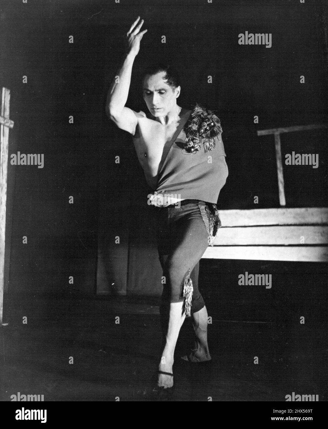Centre américain des arts du théâtre -- Jose Limon danse son 'lament pour Ignacio Sanchez Majias,' l'une des nombreuses danses modernes qu'il a créées, à partir de matériel folklorique mexicain. Né au Mexique et ayant fait ses études aux États-Unis, Limon a enseigné la danse dans les universités américaines et a été le danseur principal des comédies musicales données dans les théâtres de New York City. En 1949, lui et sa compagnie sont devenus l'un des groupes de la compagnie de danse moderne du City Centre of Music and Drama à New York. 27 mars 1952. (Photo de la bibliothèque d'informations). Banque D'Images