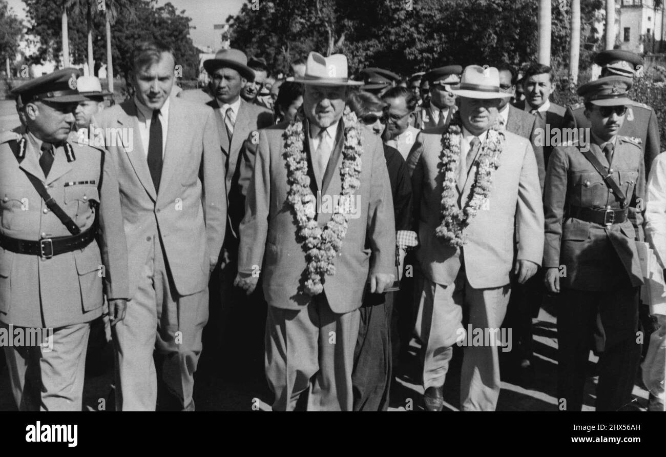 Les dirigeants soviétiques à New Delhi -- le 18th novembre 1995, le maréchal Bulganin, premier ministre soviétique, et M. Kruchtchev, premier secrétaire du Parti communiste russe, sont arrivés à l'aéroport de Delhi pour commencer une visite officielle en Inde. Le lendemain, les dirigeants soviétiques regardaient l'Observatoire de Jantar Mantar ; ils sont vus ici entrer dans les terres, accompagnés de hauts officiers de l'armée indienne. Le maréchal Bulganin est au centre, avec M. Kruchtchev à sa gauche. À droite du Premier ministre soviétique se trouve l'interprète russe qui a été remplacé par un diplomate indien qui avait servi à Moscou quand Banque D'Images