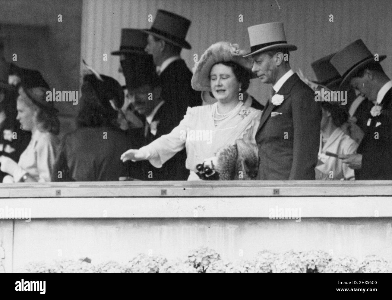 Famille royale aux courses d'Ascot -- leurs Majestés le Roi et la Reine au centre d'un groupe dans la boîte Royale d'Ascot aujourd'hui. Leurs Majestés le Roi et la Reine, accompagnés des princesses royales, ont assisté à l'ouverture de la rencontre de la course d'Ascot au jour le jour. 15 juin 1948. (Photo de Fox photos) Banque D'Images