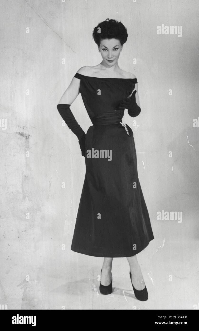 Cette robe de soirée noire à revers montre la silhouette de Dior, ajustée à la taille et au diaphragme, mais sans ceinture. 28 août 1953. Banque D'Images